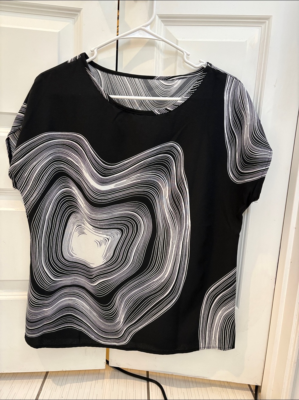 Black & White Abstract Wave Print Women's Top